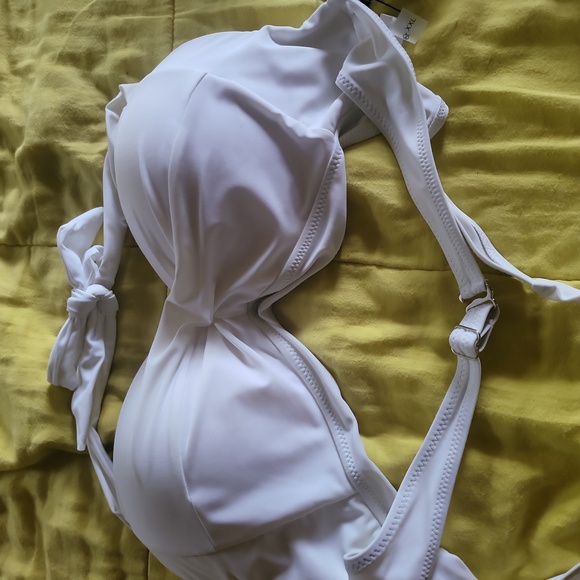 WHITE 2 PIECE BATHING SUIT. - Picture 10 of 10